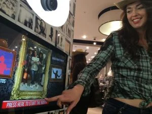 mirror-photobooth-in-use mirror photobooth in use